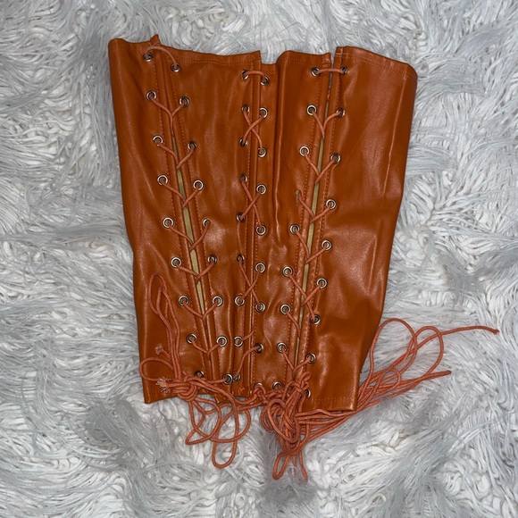 Cape Clique Corset - Picture 6 of 9